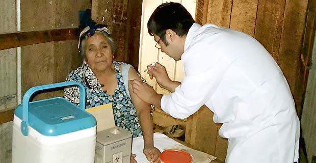 Vacunación Antinfluenza en Domicilio a Paciente Mapuche